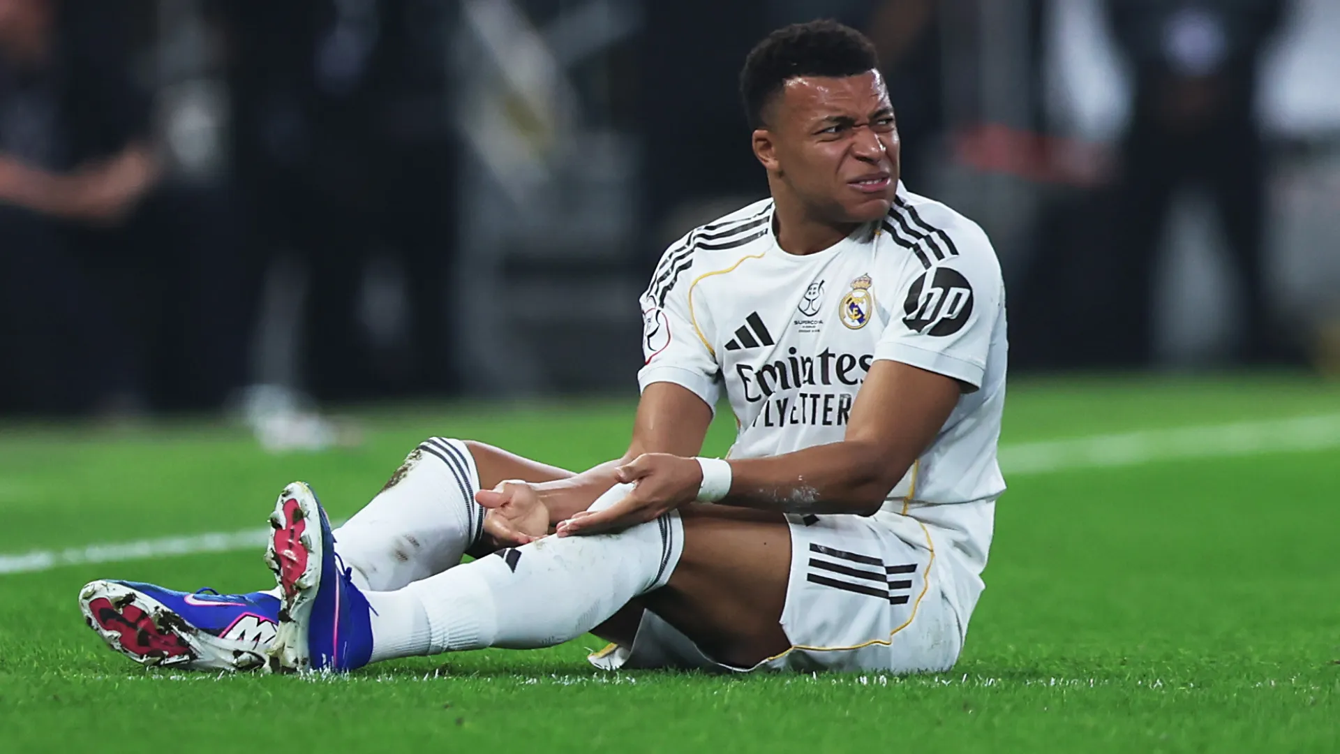 Kylian Mbappé com dores durante jogo do Real Madrid