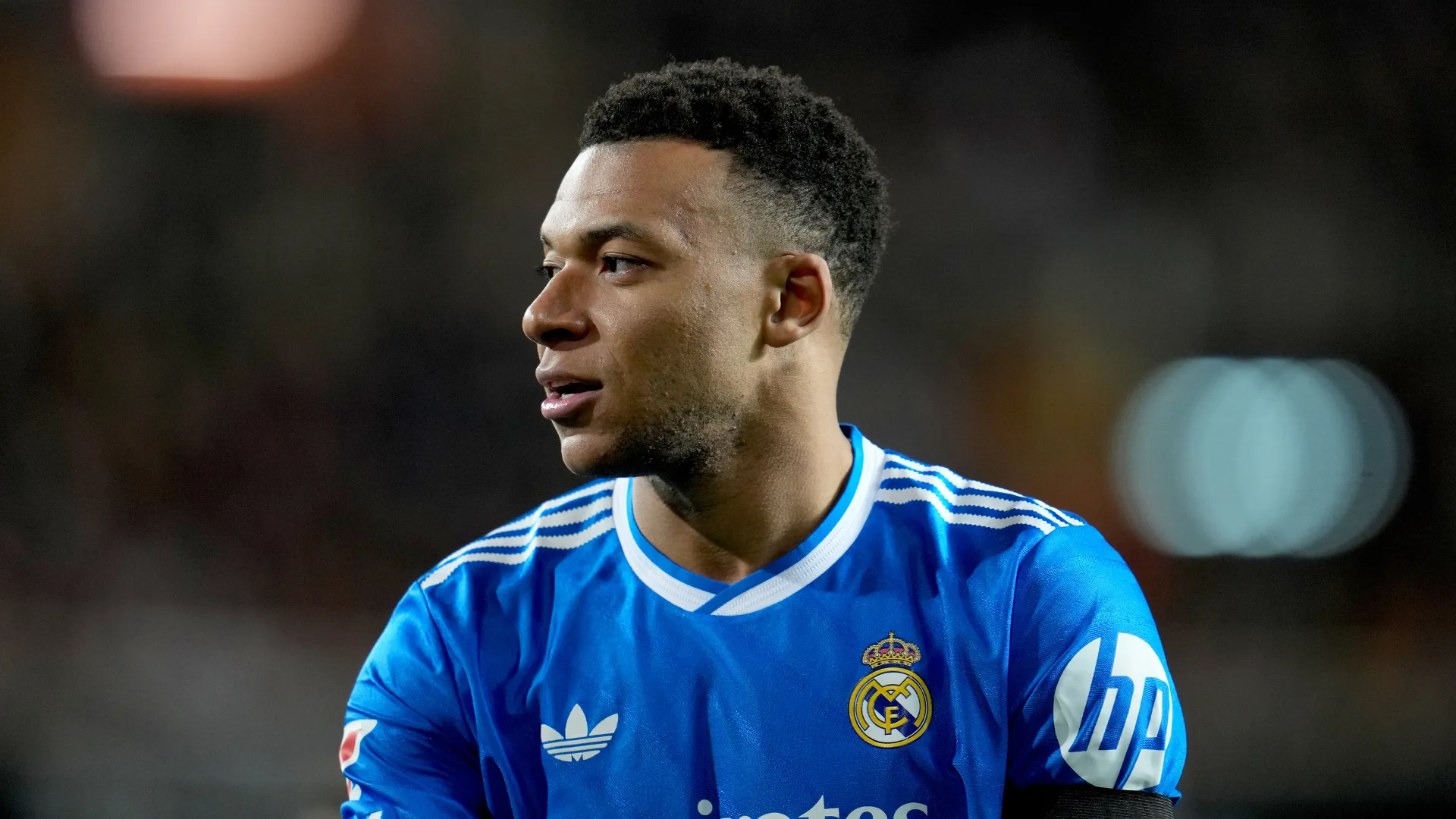 Kylian Mbappé durante jogo com a camisa azul do Real Madrid