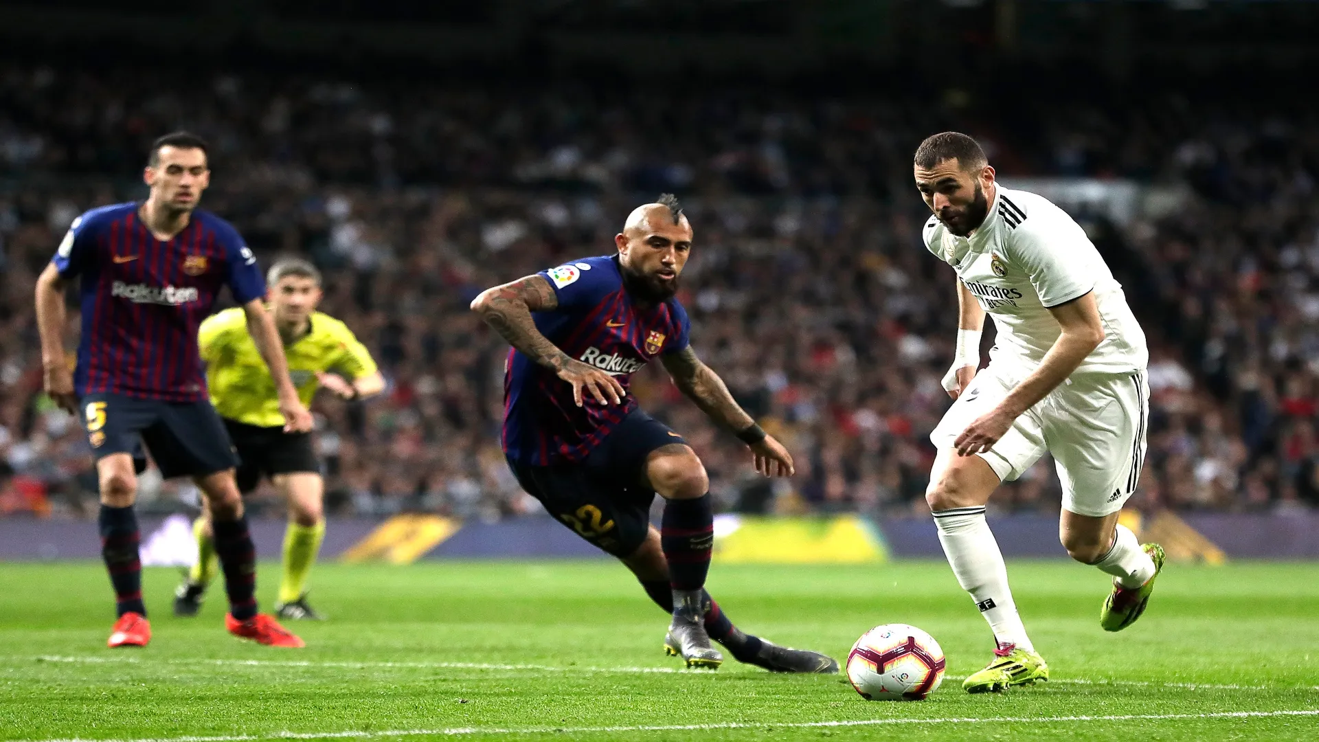 Vidal e Benzema em partida de 2019 entre Barcelona e Real Madrid – Gonzalo Arroyo Moreno/Getty Images