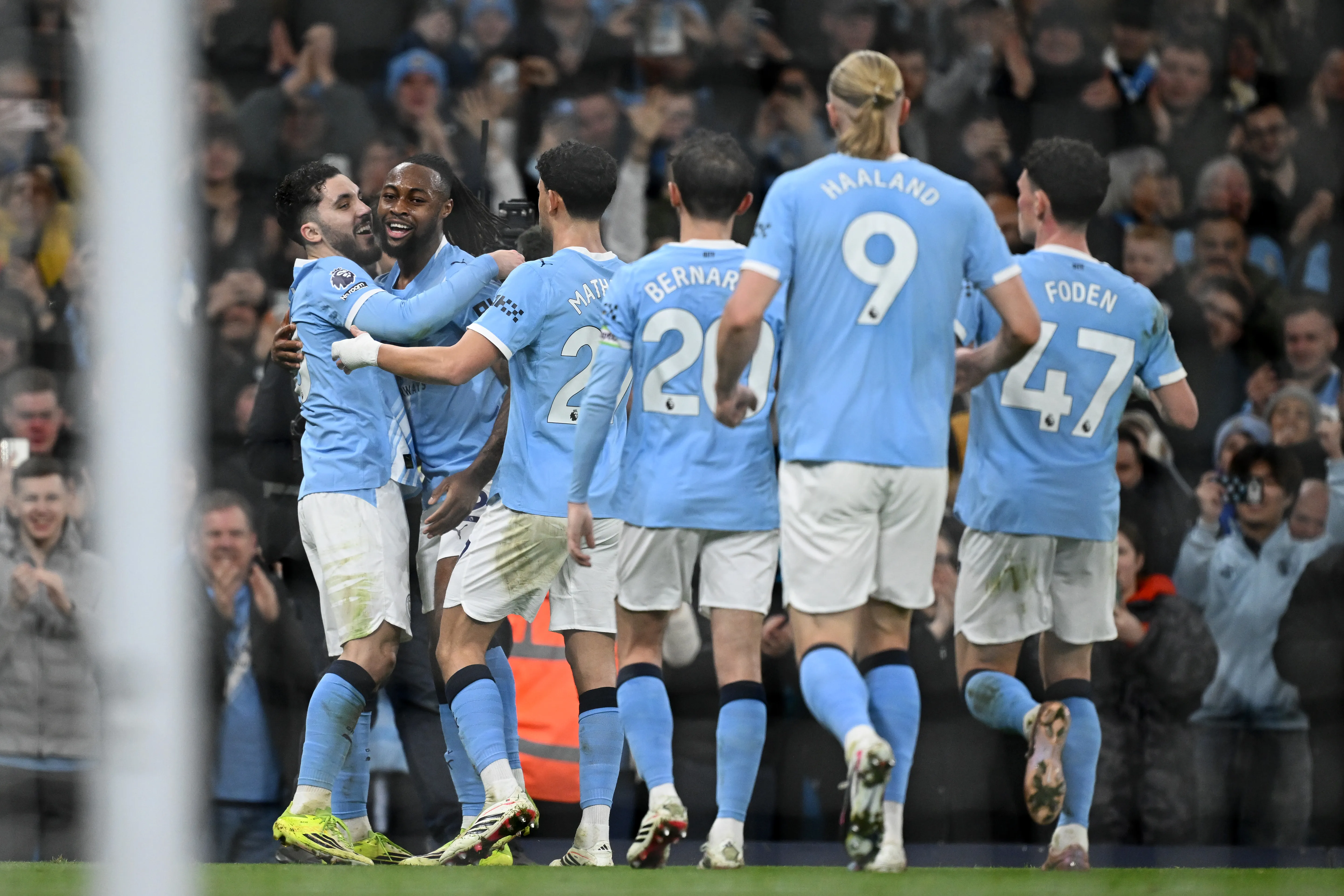 Manchester City comemorando gol contra o Nottingham Forest. (Foto: Gareth Copley/Getty Images)