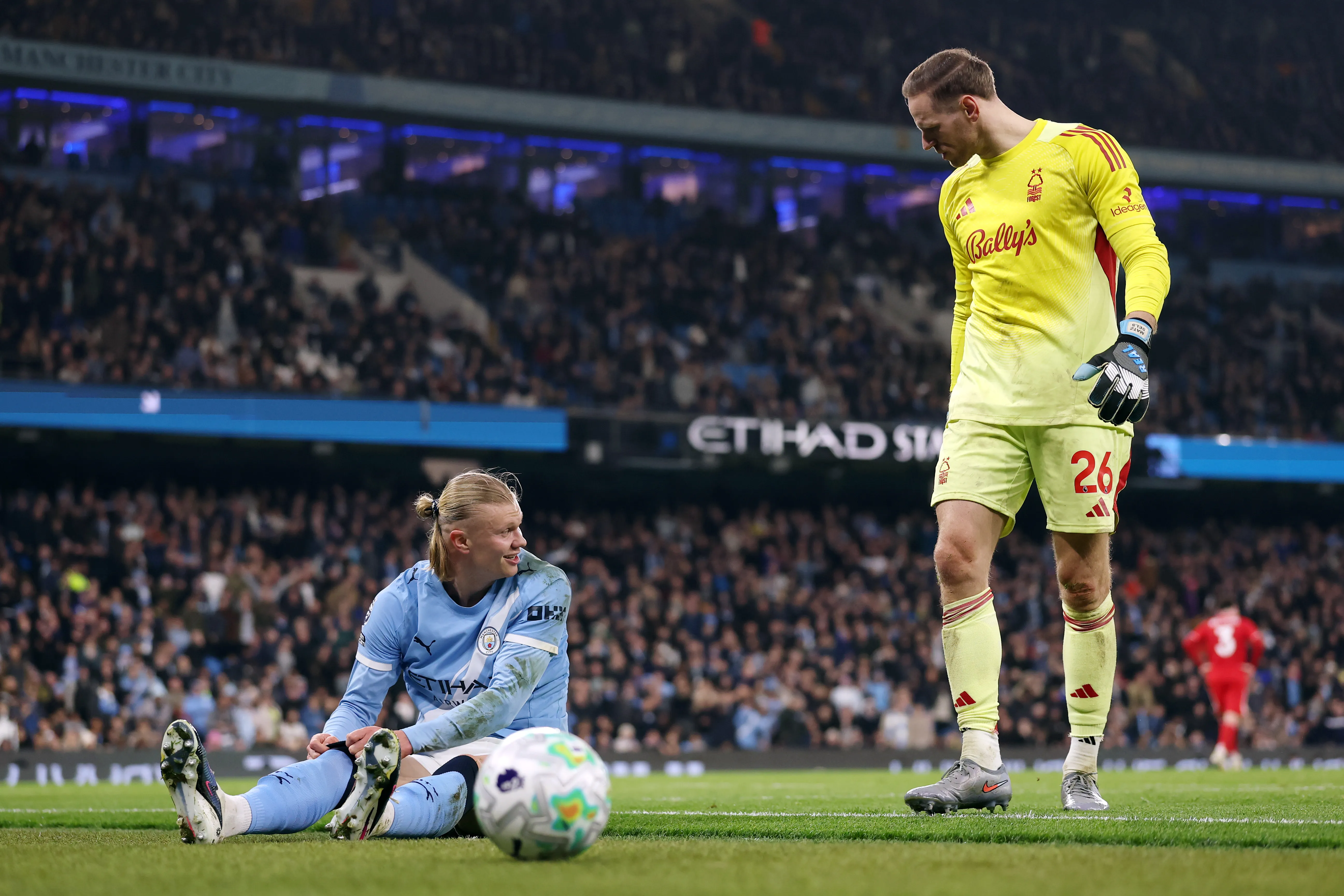 Haaland e Selz após o lance. (Foto: Carl Recine/Getty Images)