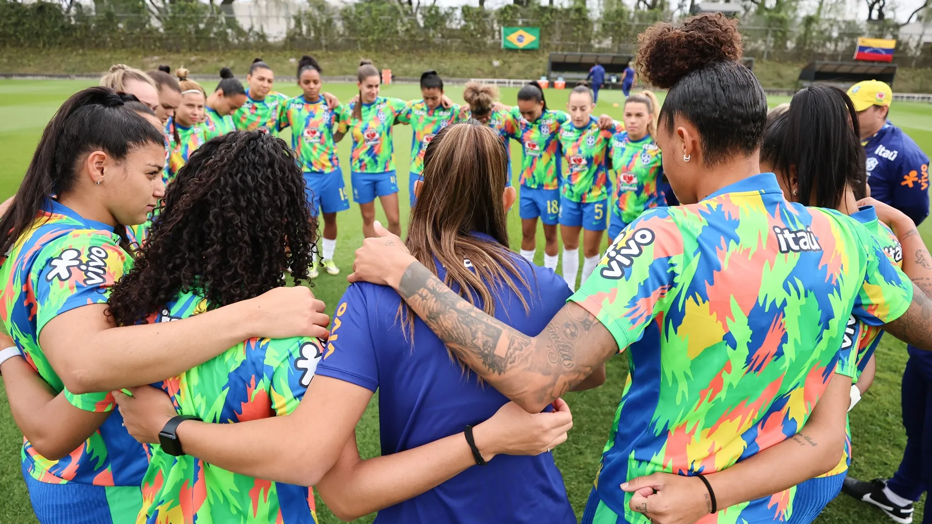 Jogadoras da Seleção Brasileira Feminina antes de jogo