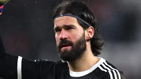 Alisson é alvo de Inter e Juventus, mas prioriza permanência no Liverpool até junho de 2027. (Foto: George Wood/Getty Images)
