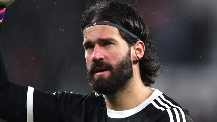 Alisson é alvo de Inter e Juventus, mas prioriza permanência no Liverpool até junho de 2027. (Foto: George Wood/Getty Images)