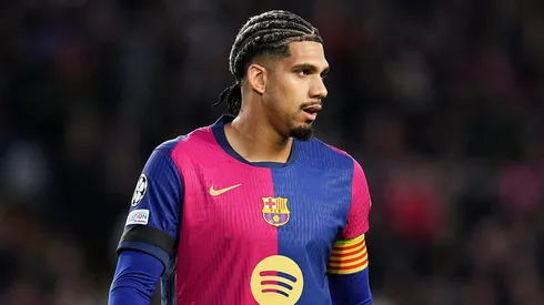 Ronald Araújo, zagueiro do Barcelona. (Foto: Aitor Alcalde/Getty Images)