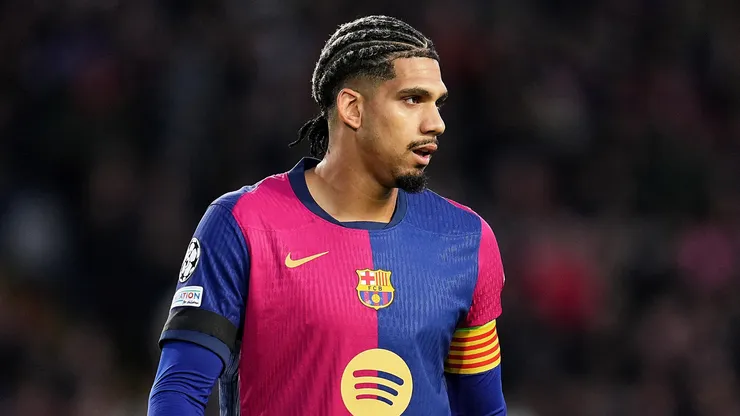 Ronald Araújo, zagueiro do Barcelona. (Foto: Aitor Alcalde/Getty Images)