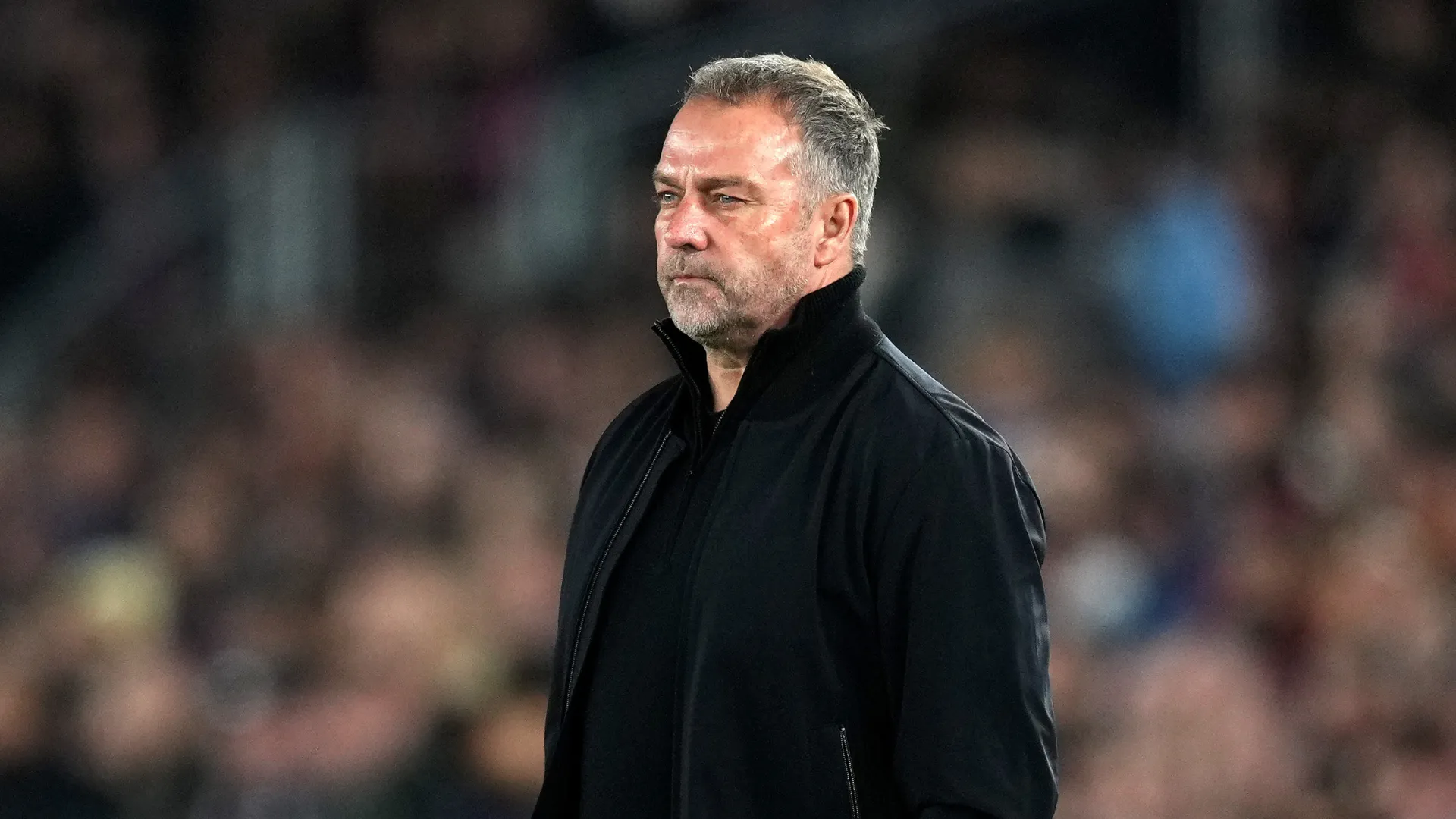 Hansi Flick com olhar sério durante jogo do Barcelona