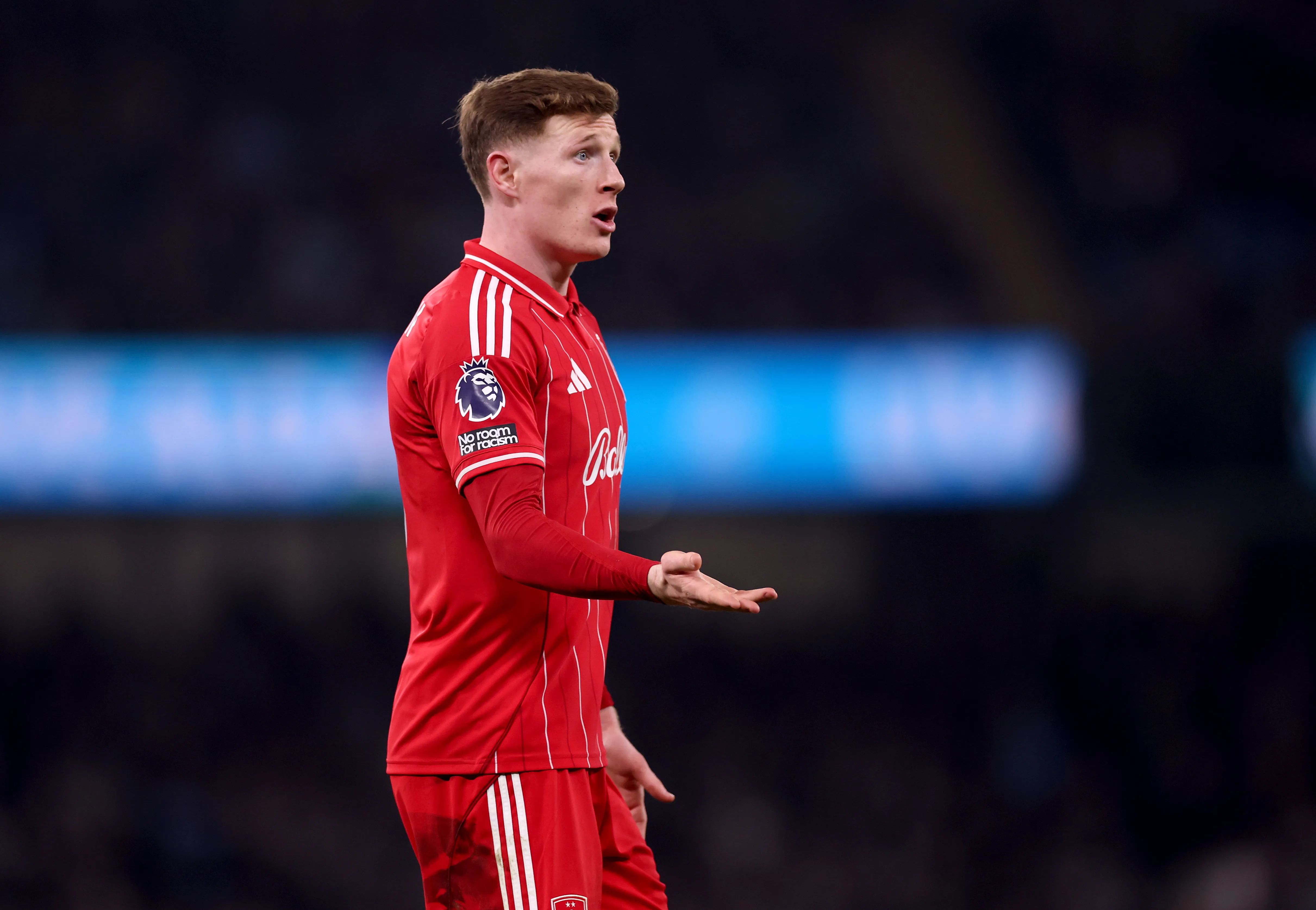 Elliot Anderson em jogo contra o Manchester City. Foto: Carl Recine/Getty Images