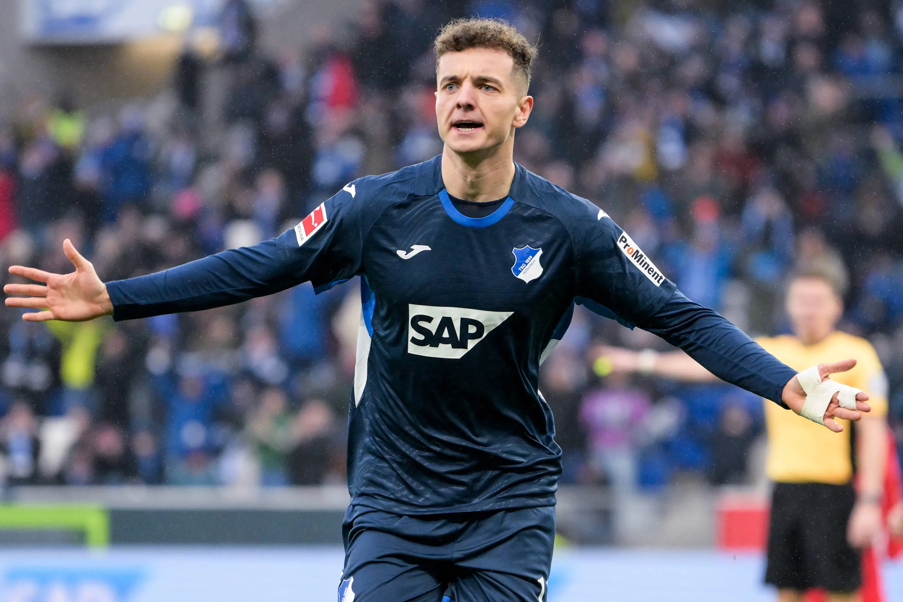 Centroavante Fiskini Asllani, de 23 anos, do TSG Hoffenheim, da Alemanha, é alvo do Barcelona e gostaria de atuar pelo clube. Foto: IMAGO / Passion2Press