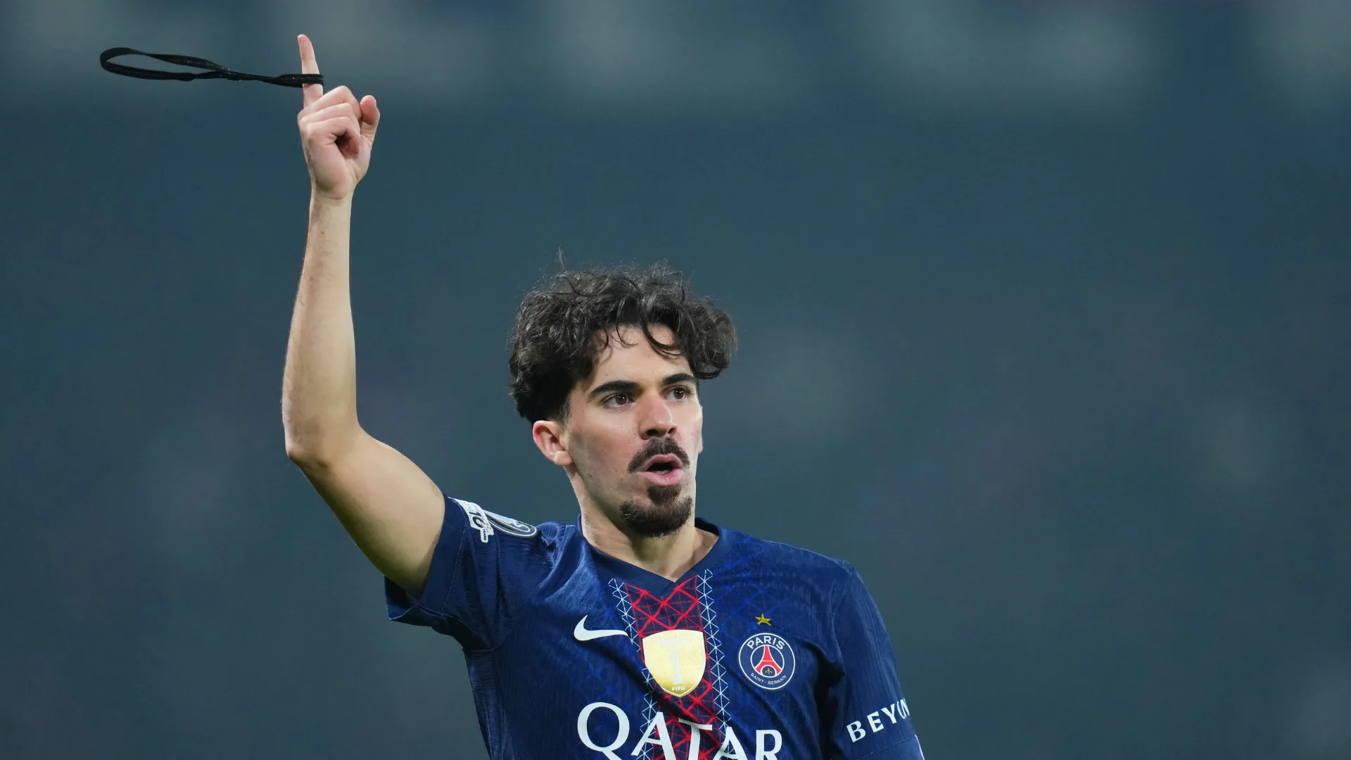 Vitinha comemorando durante partida do PSG