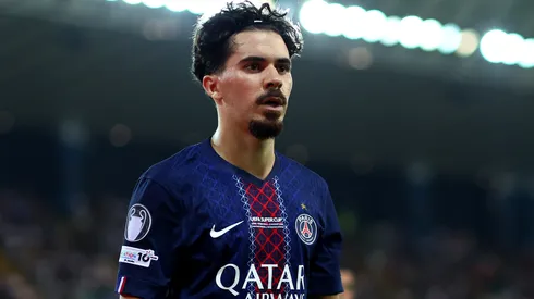 Vitinha em campo com as cores do PSG. Foto: Francesco Scaccianoce/Getty Images
