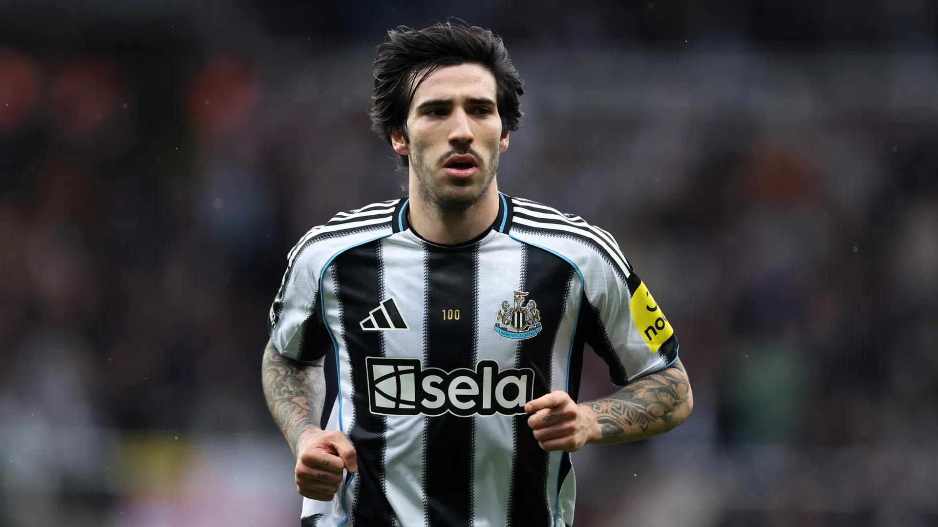 Sandro Tonali, alvo do Arsenal, correndo durante jogo do Newcastle