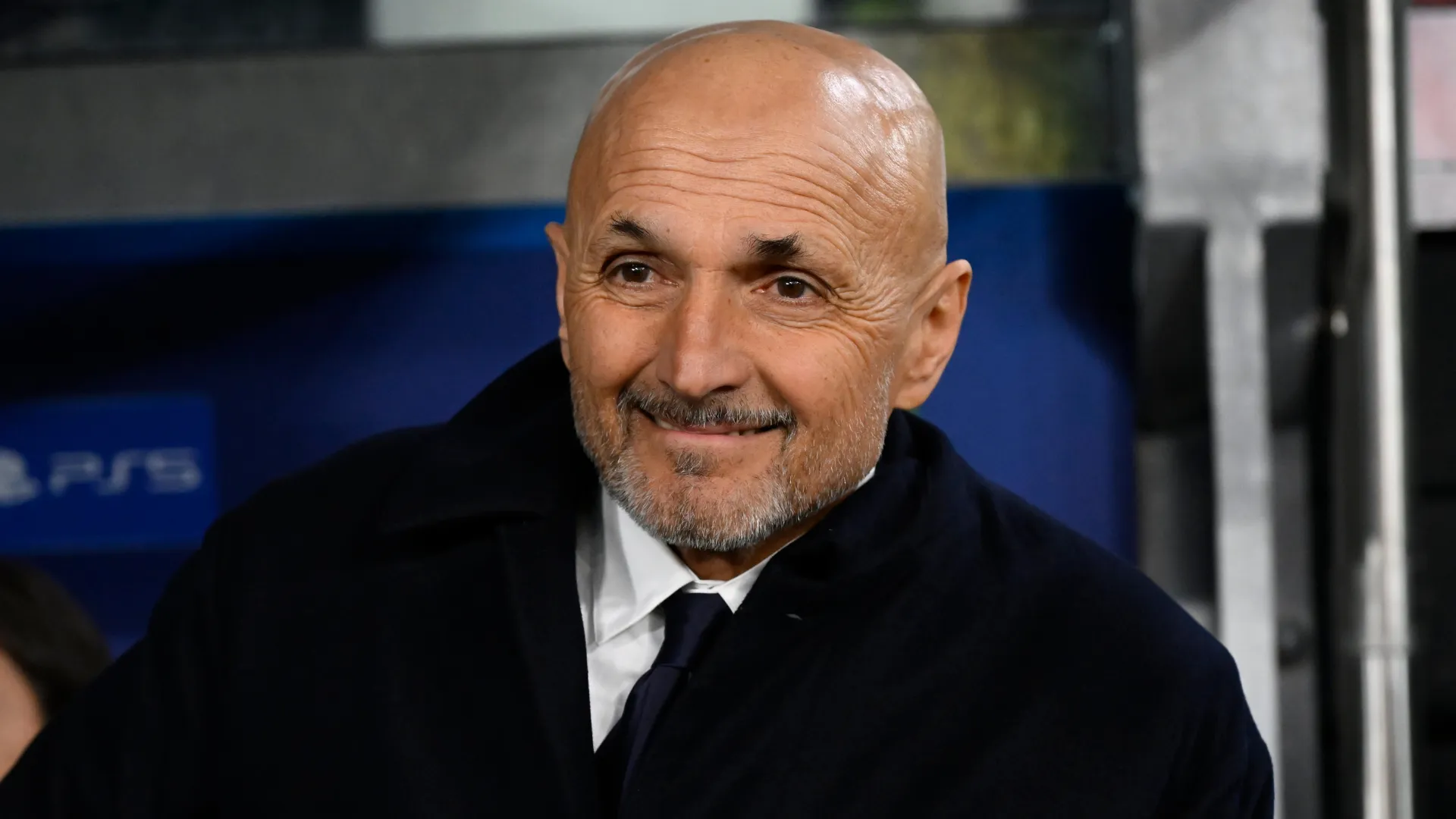 Luciano Spalletti, de terno, durante jogo da Juventus