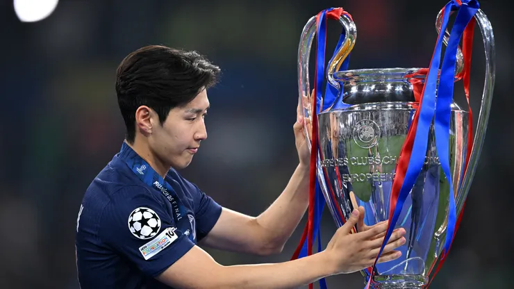 Kang-in Lee com o troféu da Champions. (Foto: Justin Setterfield/Getty Images)