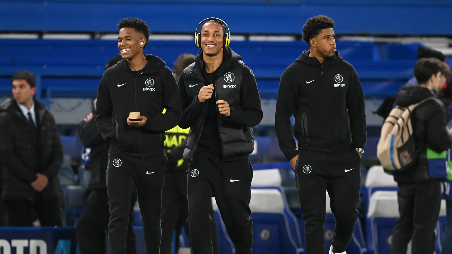 João Pedro, Estêvão e Andrey Santos antes de jogo do Chelsea