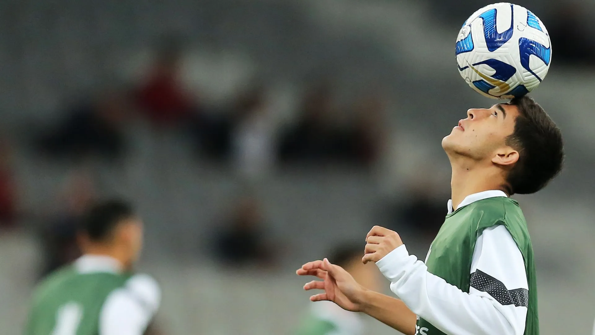 Lezcano aquecendo na época de Libertad (foto: Heuler Andrey/Getty Images)