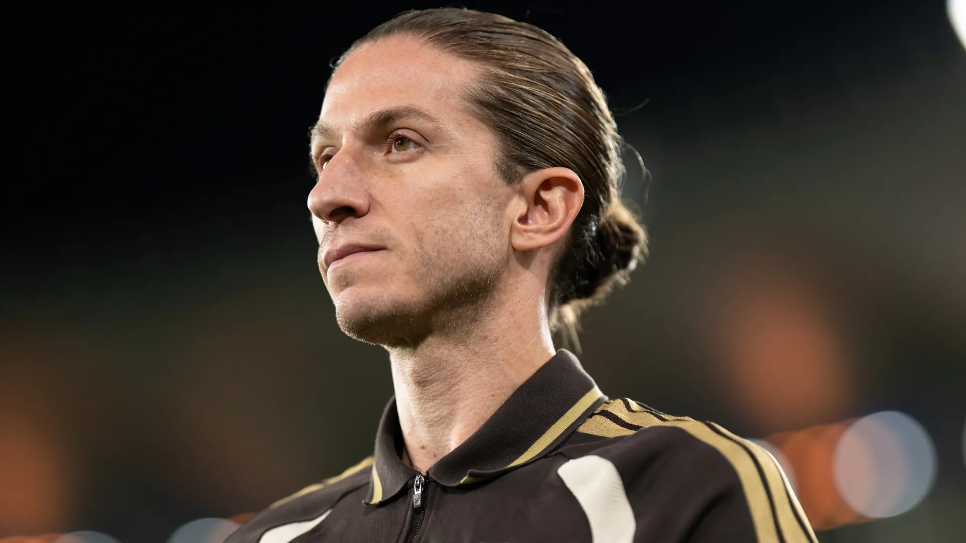 Filipe Luís aparece concentrado durante uma partida do Flamengo