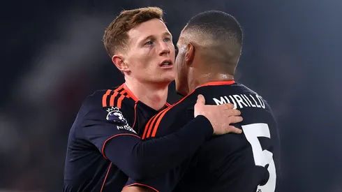 Elliot Anderson e Murillo, do Nottingham Forest. (Photo by Ryan Pierse/Getty Images)