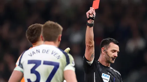 LONDON, ENGLAND – MARCH 05: Referee Andrew Madley shows a red card to Micky van de Ven of Tottenham Hotspur during the Premier League match between Tottenham Hotspur and Crystal Palace at Tottenham Hotspur Stadium on March 05, 2026 in London, England. (Photo by Julian Finney/Getty Images)