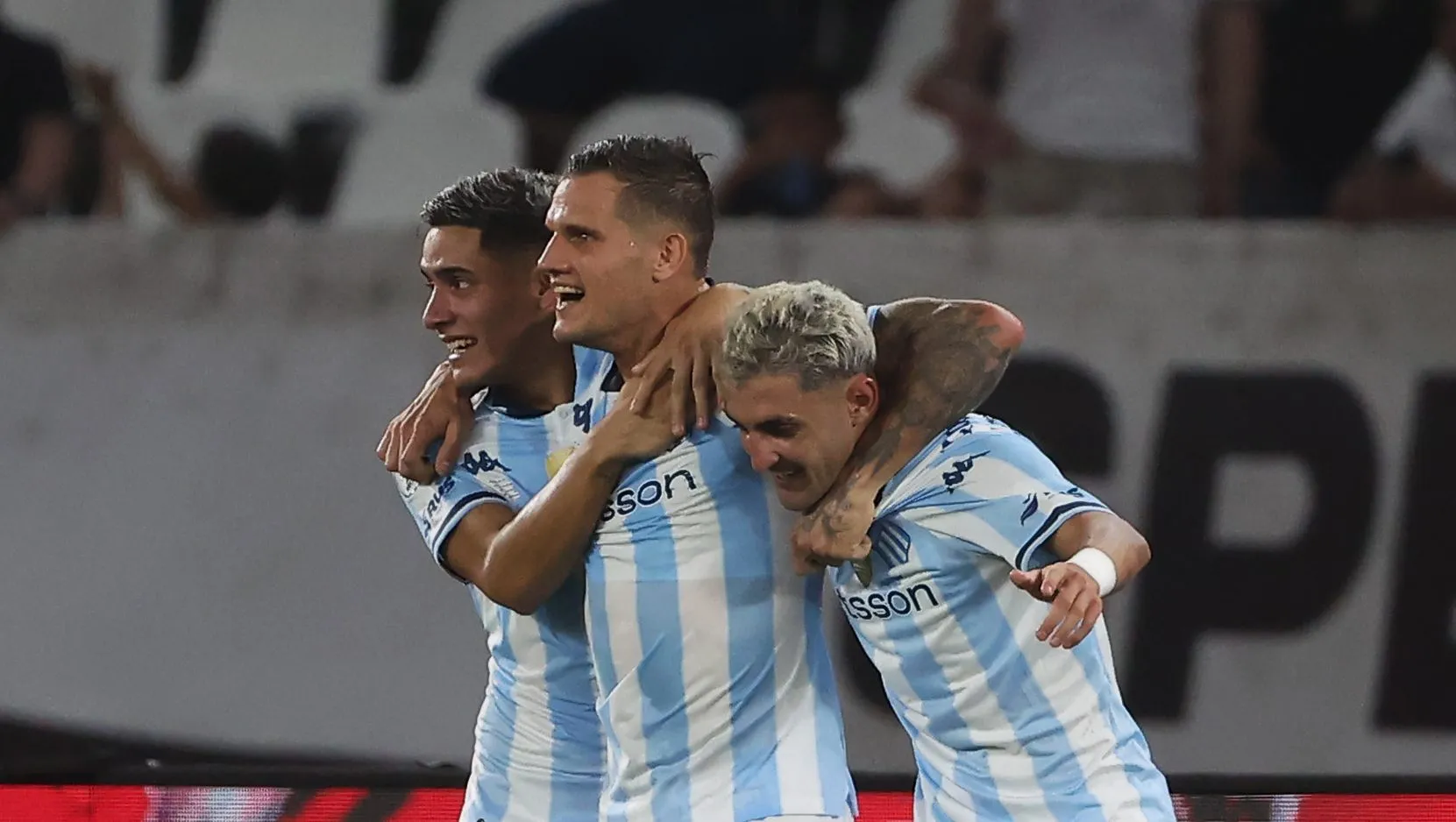 Martirena comemora gol do Racing com os companheiros (Foto: Wagner Meier/Getty Images)