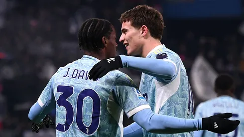 Jonathan David e Kenan Yildiz abraçados. (Photo by Alessandro Sabattini/Getty Images)