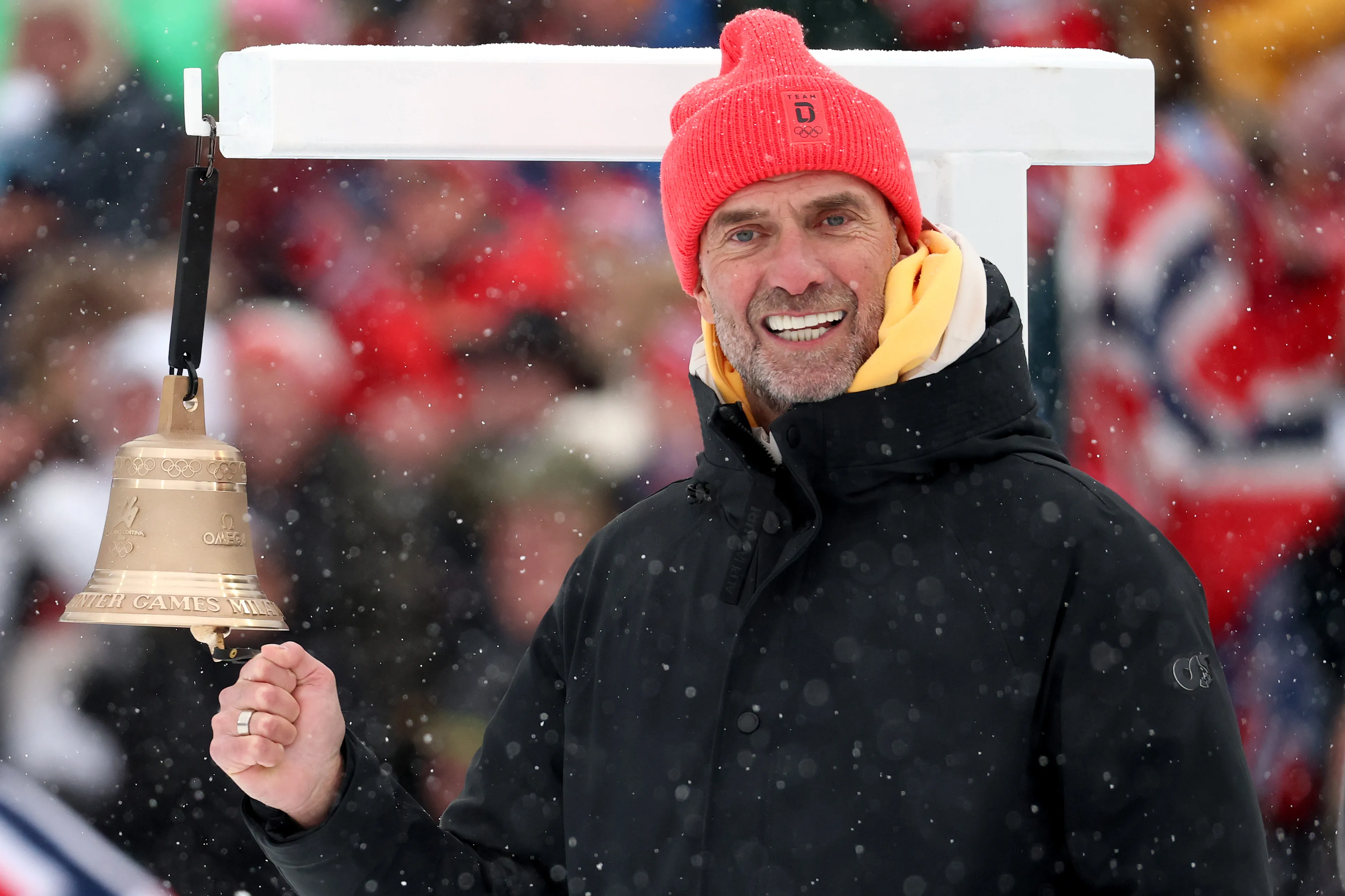 Juergen Klopp, ex-jogador e treinador de futebol e atual Diretor Global de Futebol da Red Bull GmbH, toca o sino para indicar a última volta no Revezamento Masculino 4 x 7,5 km de Biatlo, no décimo primeiro dia dos Jogos Olímpicos de Inverno de Milão-Cortina 2026, na Arena de Biatlo Anterselva, em 17 de fevereiro de 2026, em Antholz-Anterselva, Itália. (Foto de Alexander Hassenstein/Getty Images)
