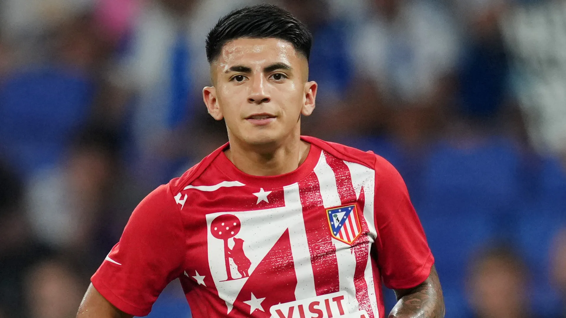 Almada aparece focado durante uma partida pelo Atlético de Madrid