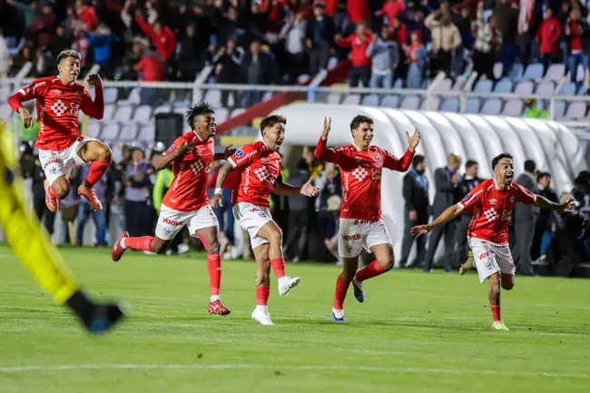 Jogadores do Cienciano comemoram após vencer a partida da Copa Conmebol Sul-Americana entre Cienciano e FBC Melgar no Estadio Inca Garcilaso de la Vega, em 5 de março de 2026, em Cusco, Peru. Foto de Latin Images Cusco – IMAGO