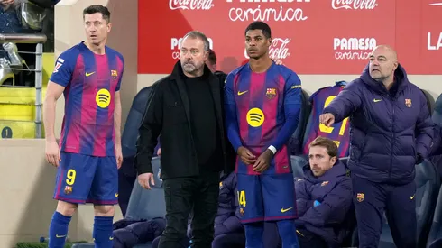 Flick conversa com jogadores do Barcelona no banco de reservas (Alex Caparros/Getty Images)