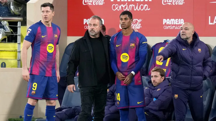 Flick conversa com jogadores do Barcelona no banco de reservas (Alex Caparros/Getty Images)