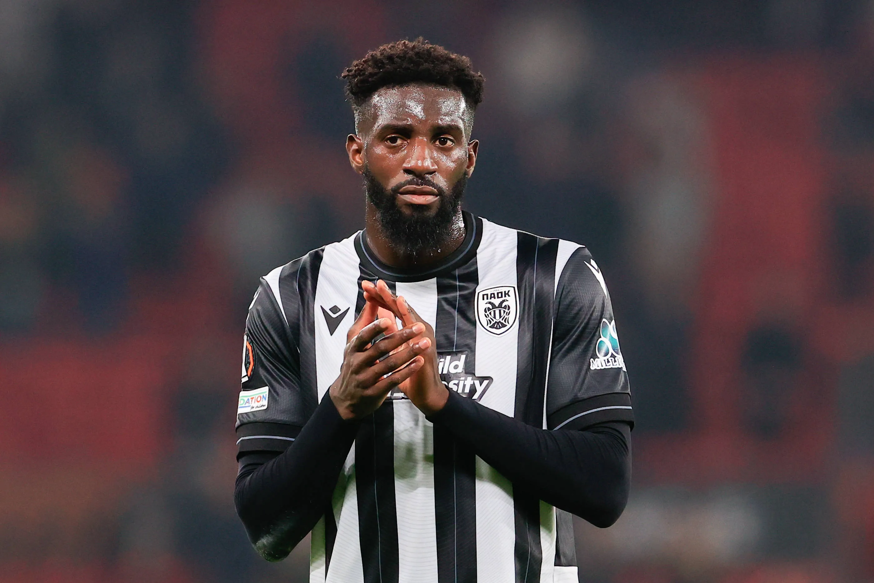 Volante Tiemoue Bakayoko, ex-Chelsea, Milan e Napoli, em ação pelo PAOK, da Grécia, seu último clube. Ele está livre no mercado da bola e a torcida do Corinthians pede sua contratação.