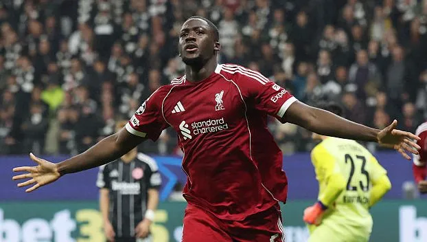 Konaté, em campo, comemorando gol do Liverpool