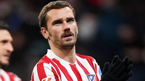 MADRID, SPAIN – FEBRUARY 08: Antoine Griezmann of Atletico de Madrid applauds the fans after the team's defeat in the LaLiga EA Sports match between Atletico de Madrid and Real Betis Balompie at Riyadh Air Metropolitano on February 08, 2026 in Madrid, Spain. (Photo by Angel Martinez/Getty Images)
