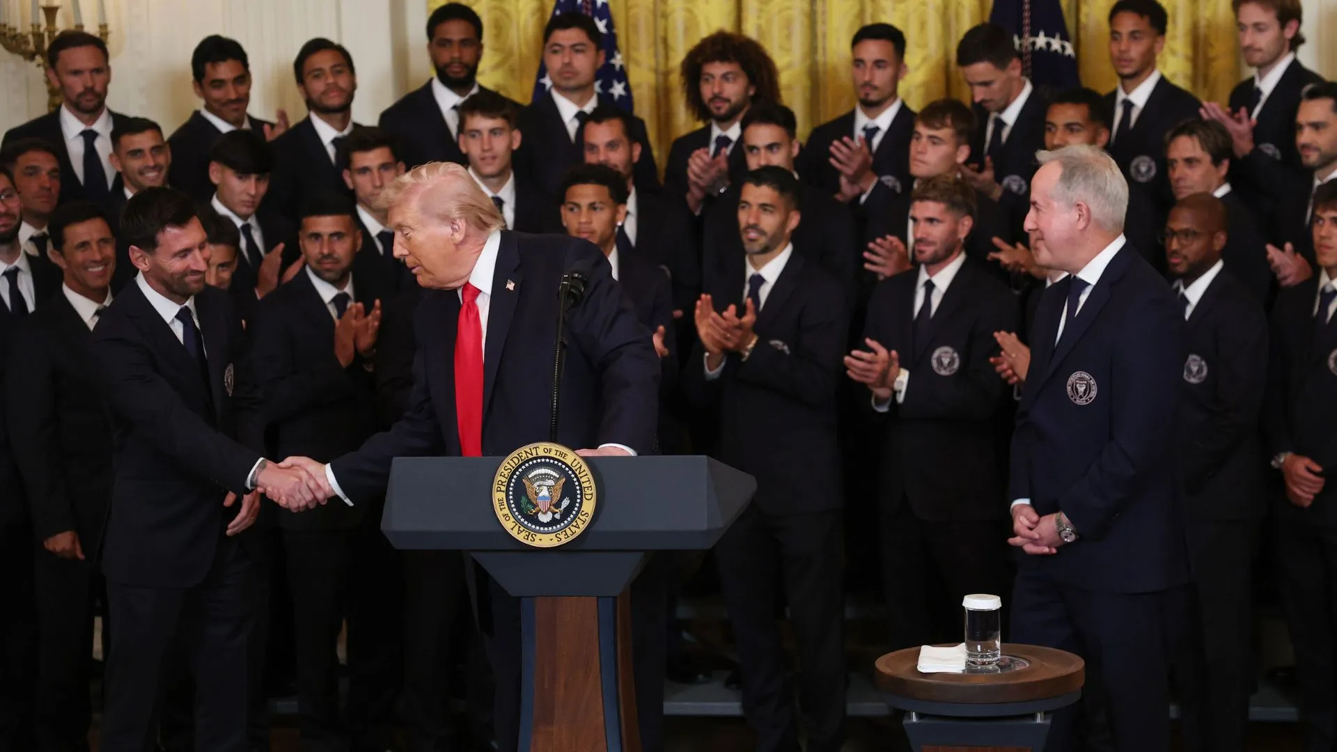 Donald Trump cumprimentou Messi (foto: Win McNamee/Getty Images)