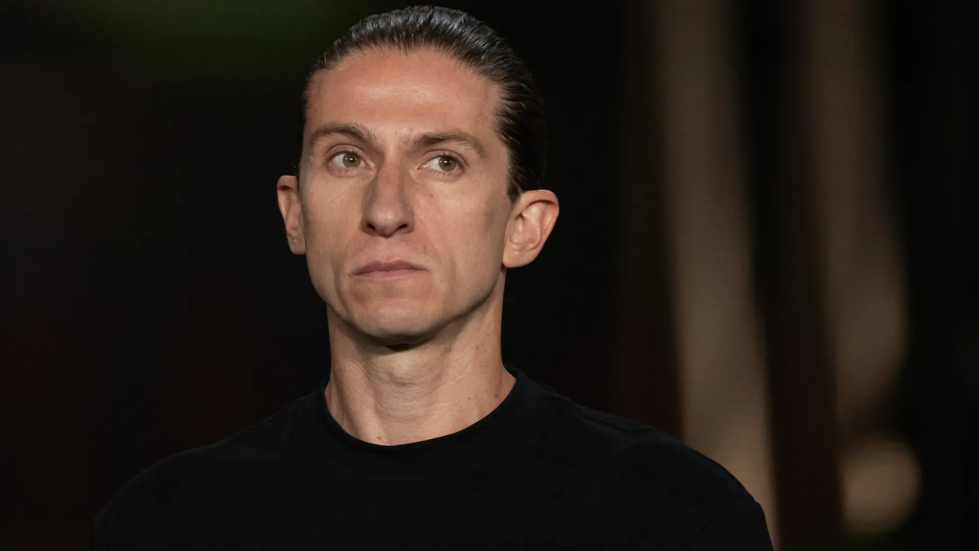 Filipe Luís aparece com o rosto sério durante uma partida do Flamengo