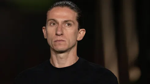 Filipe Luís com o rosto sério durante um jogo do Flamengo. Foto: Jorge Rodrigues/AGIF