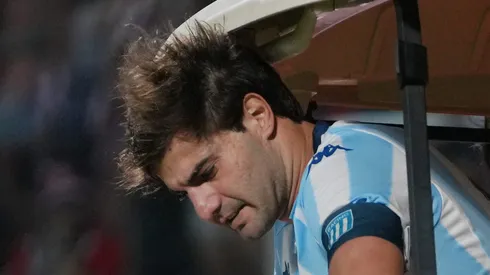 Santiago Sosa, do Racing Club, reage após se lesionar durante a partida final do Torneo Clausura Betano 2025 entre Racing Club e Estudiantes, no Estádio Único Madre de Ciudades, em 13 de dezembro de 2025, em Santiago del Estero, Argentina. (Foto de Joaquín Camiletti/Getty Images)