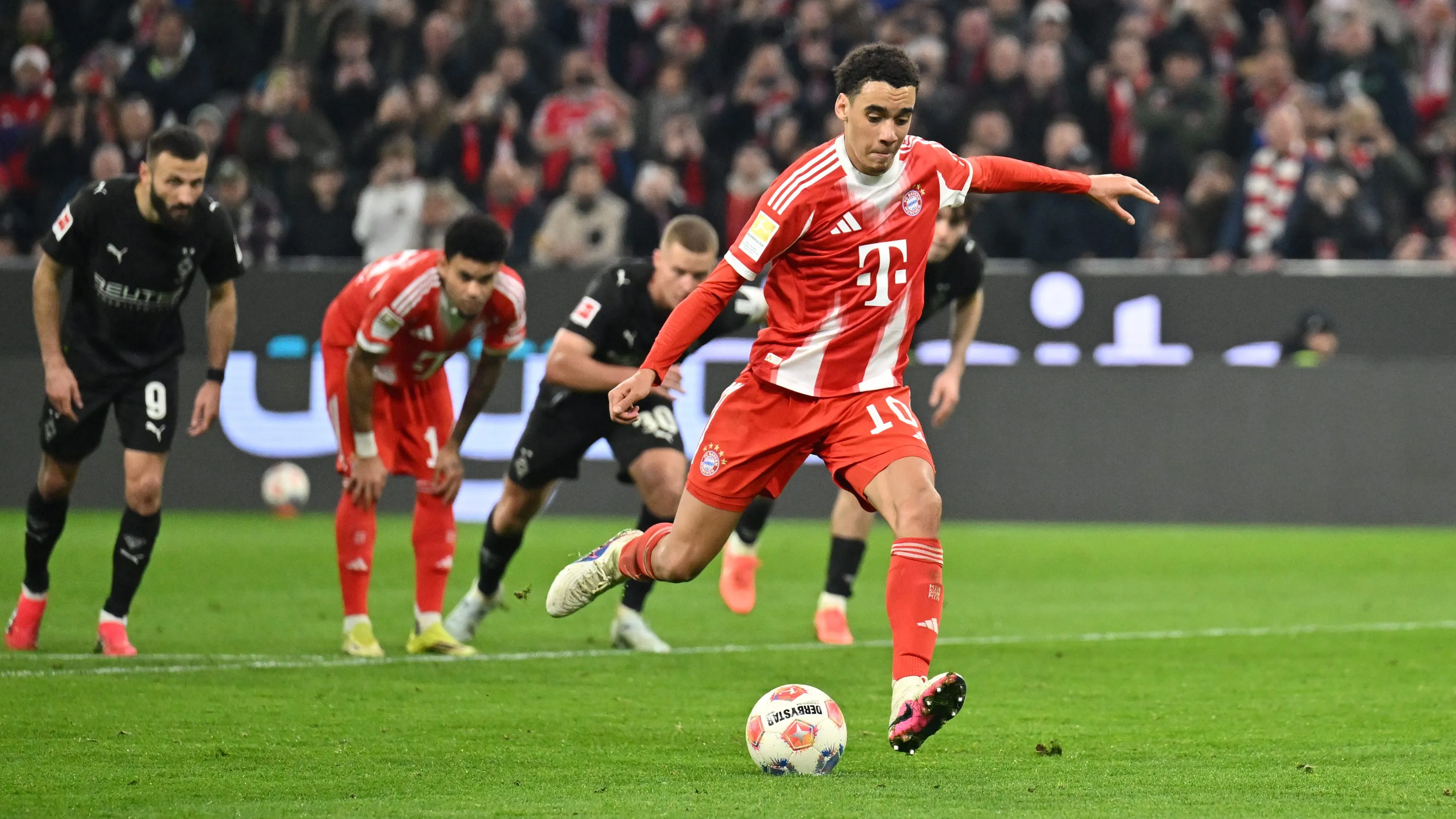 Musiala marcando gol para o Bayern de Munique. Foto: Sebastian Widmann/Getty Images