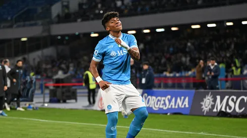 Alisson Santos marca golaço pelo Napoli. Francesco Pecoraro/Getty Images.
