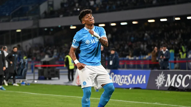 Alisson Santos marca golaço pelo Napoli. Francesco Pecoraro/Getty Images.