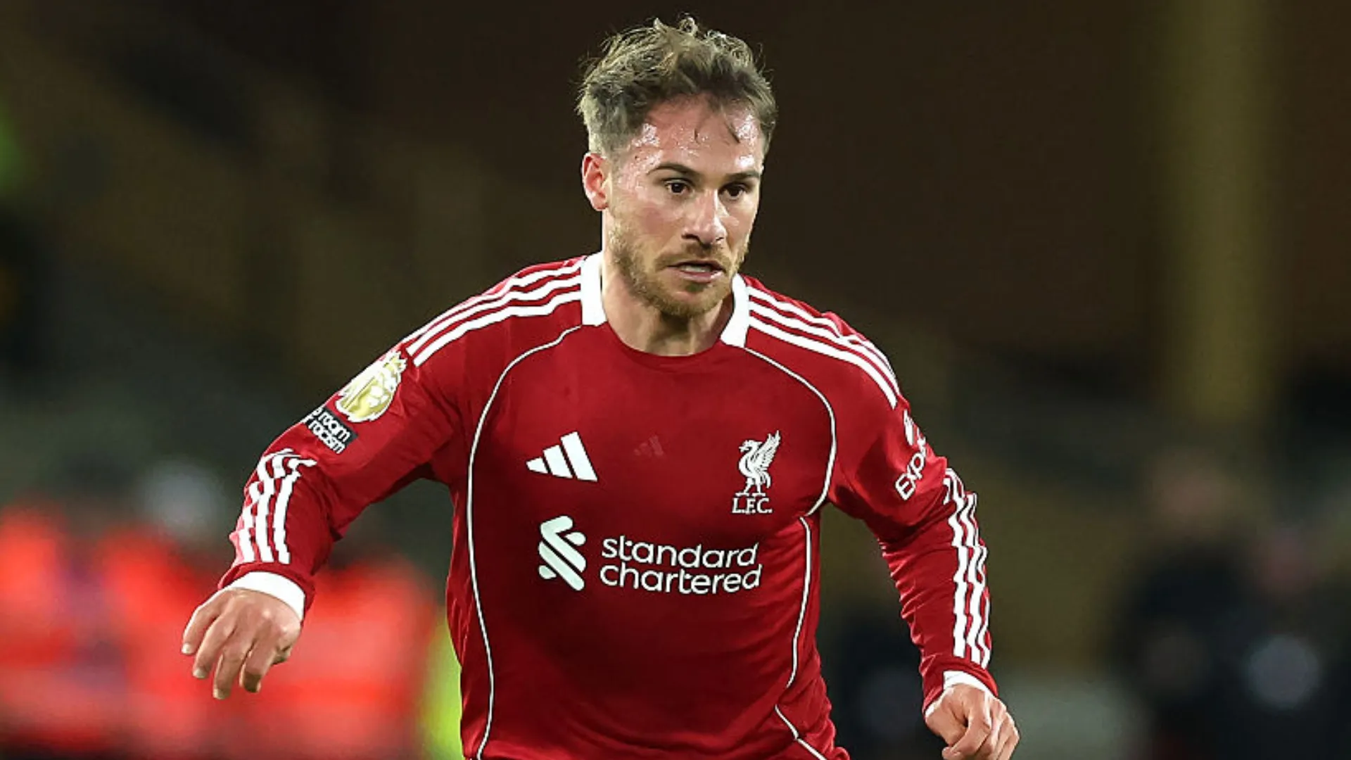 Mac Allister concentrado durante jogo do Liverpool