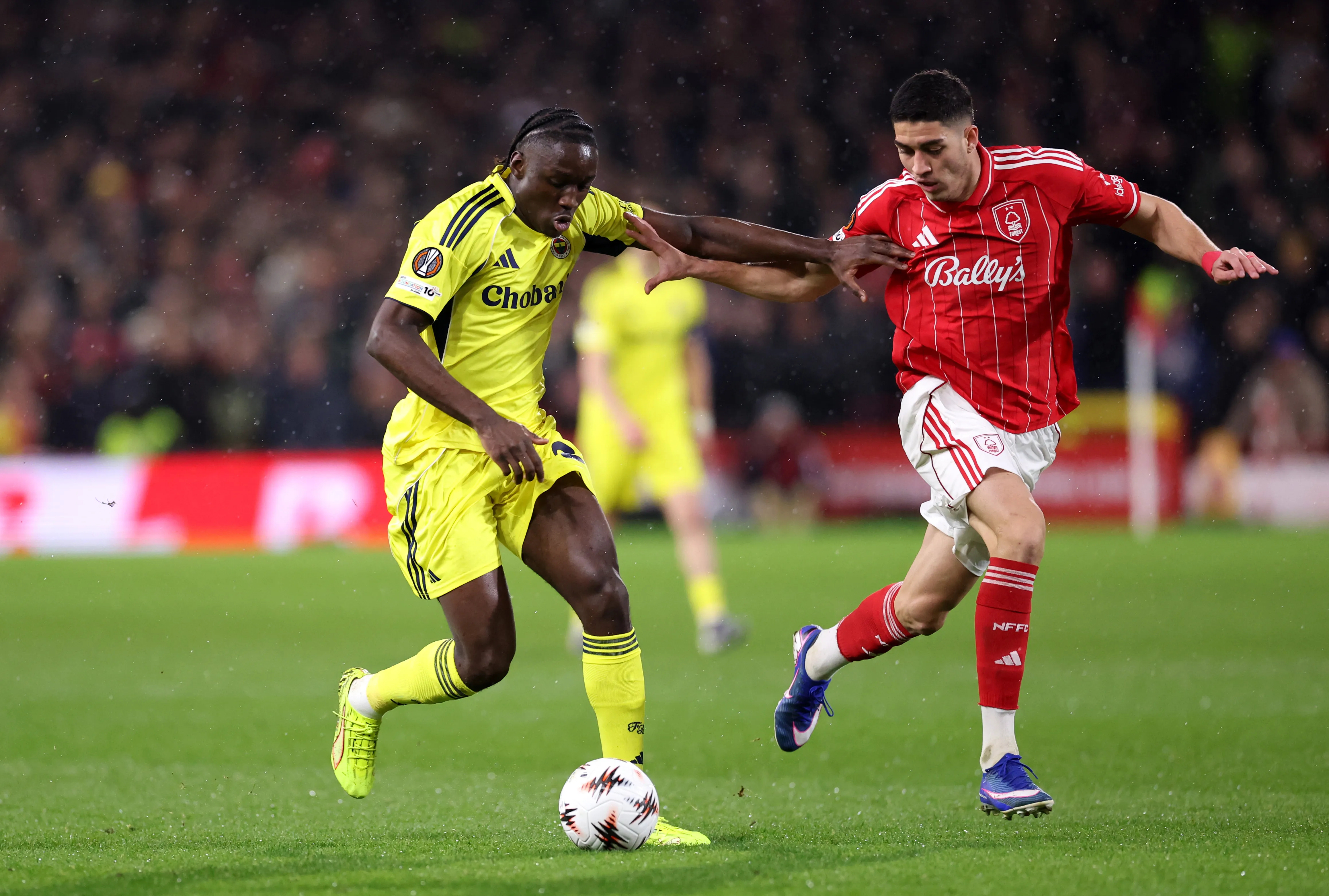 Jair Cunha em ação pelo Nottingham Forest. Foto: Alex Livesey/Getty Images