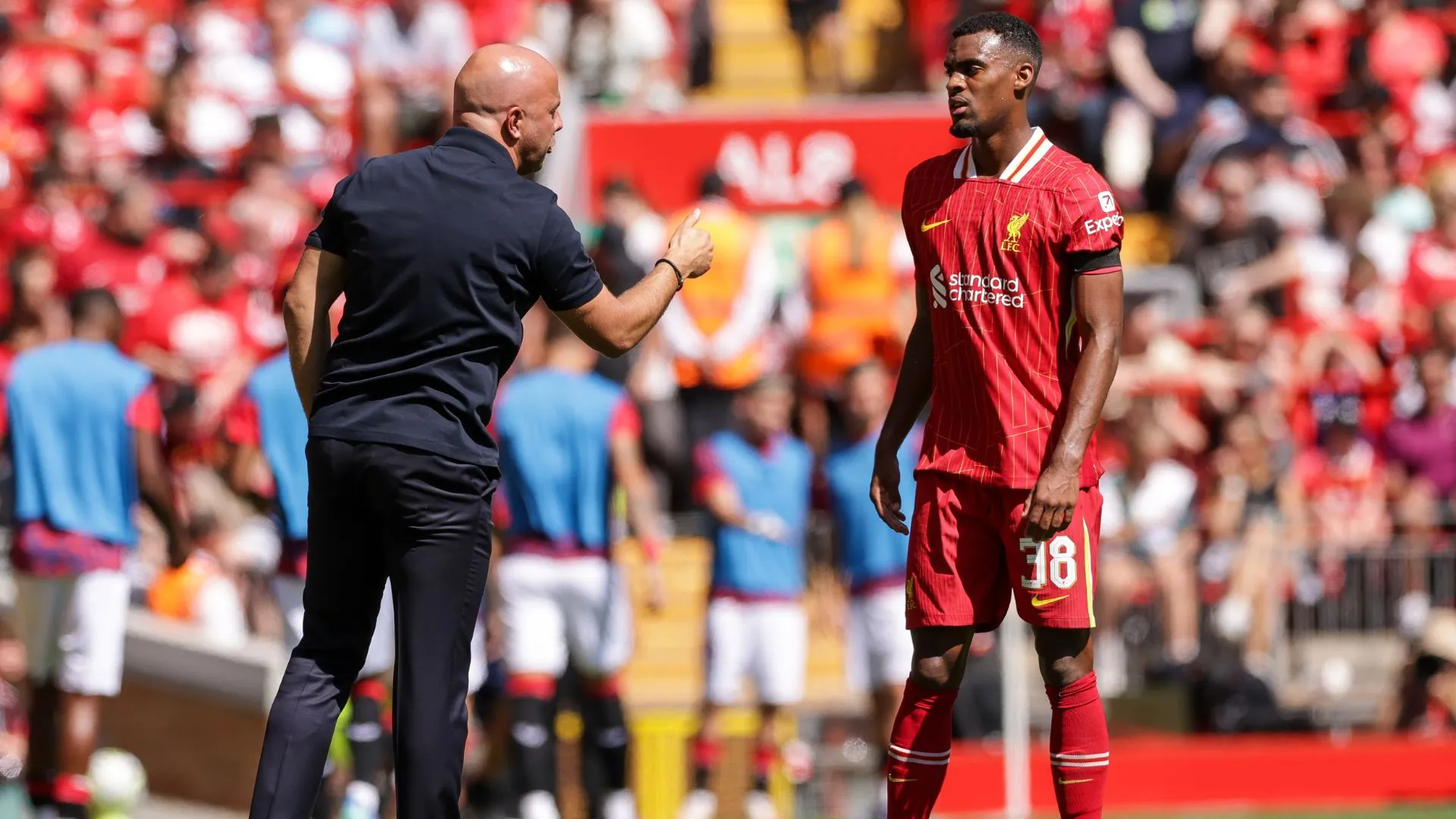 Arne Slot e Gravenberch em jogo do Liverpool (foto: Barrington Coombs/Getty Images)