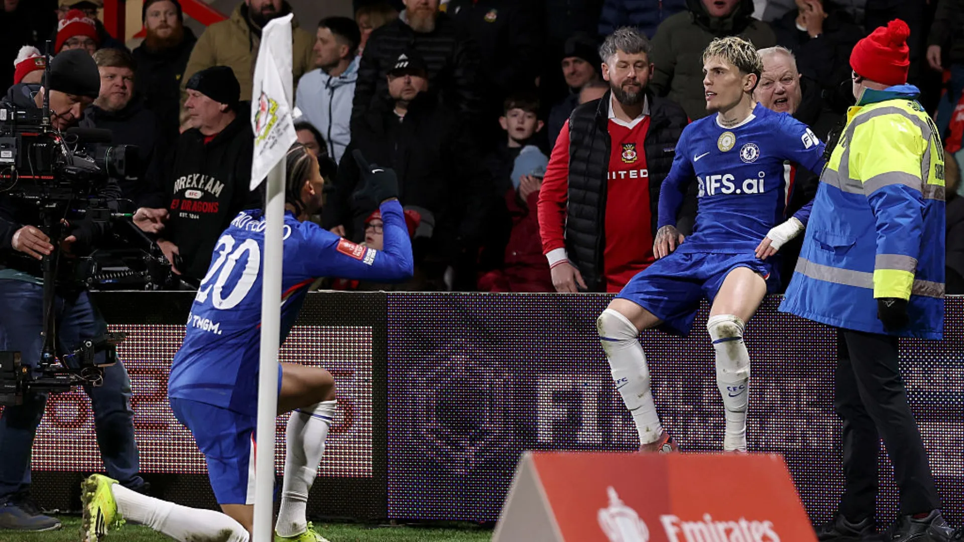 Garnacho comemora gol com João Pedro