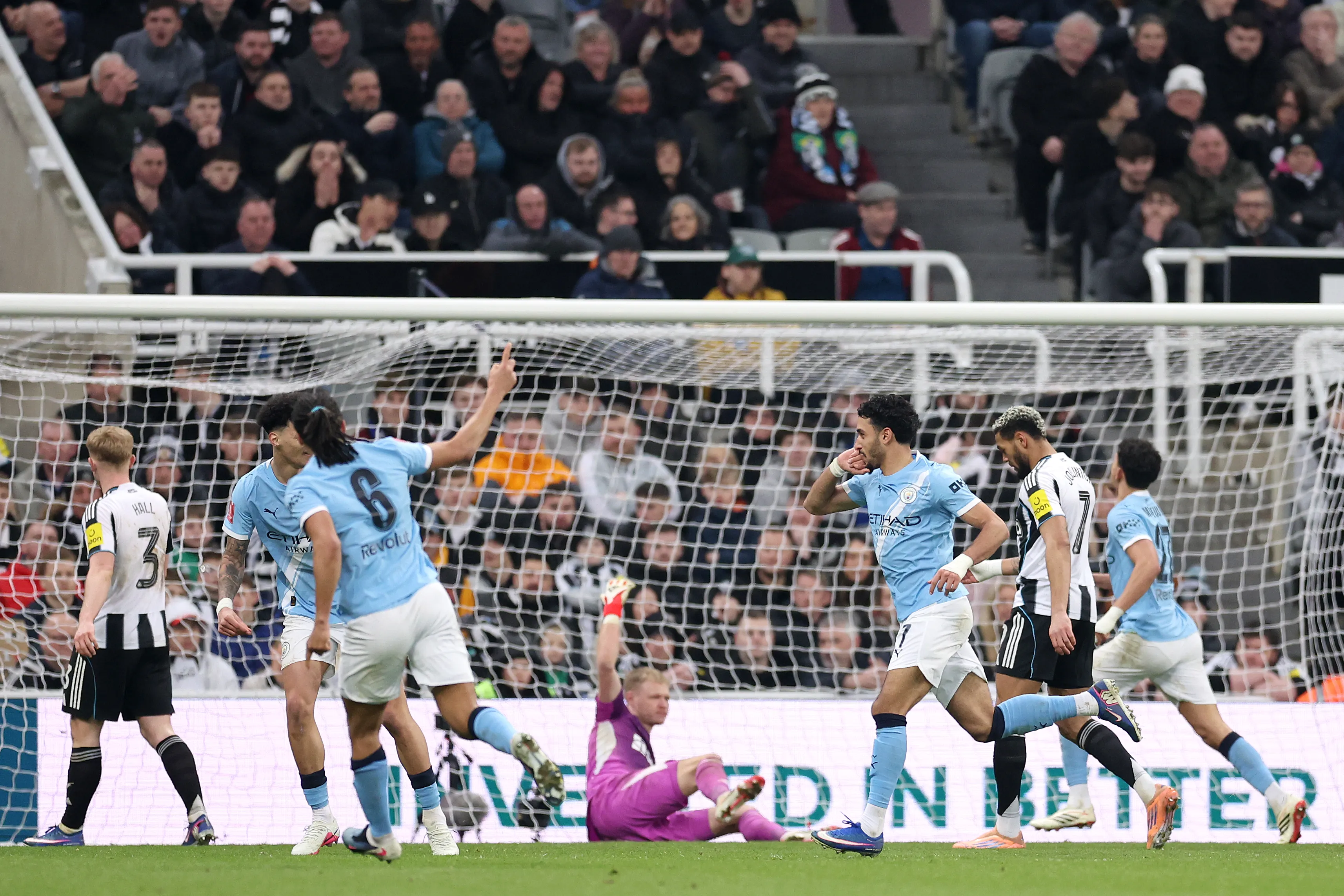 Marmoush marcou dois gols hoje (07/03). (Foto::Alex Livesey/Getty Images)