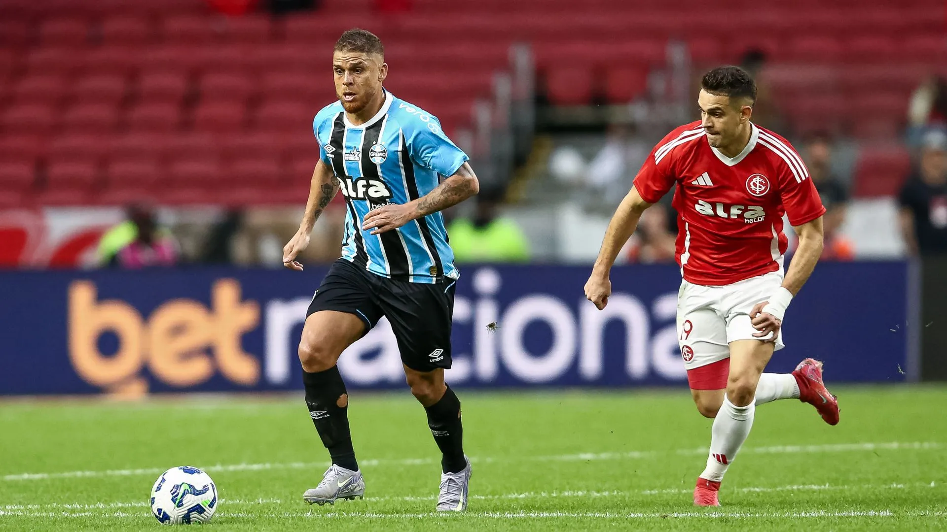 Cuéllar disputou o clássico Gre-Nal antes da rescisão de contrato (foto: Pedro H. Tesch/Getty Images)