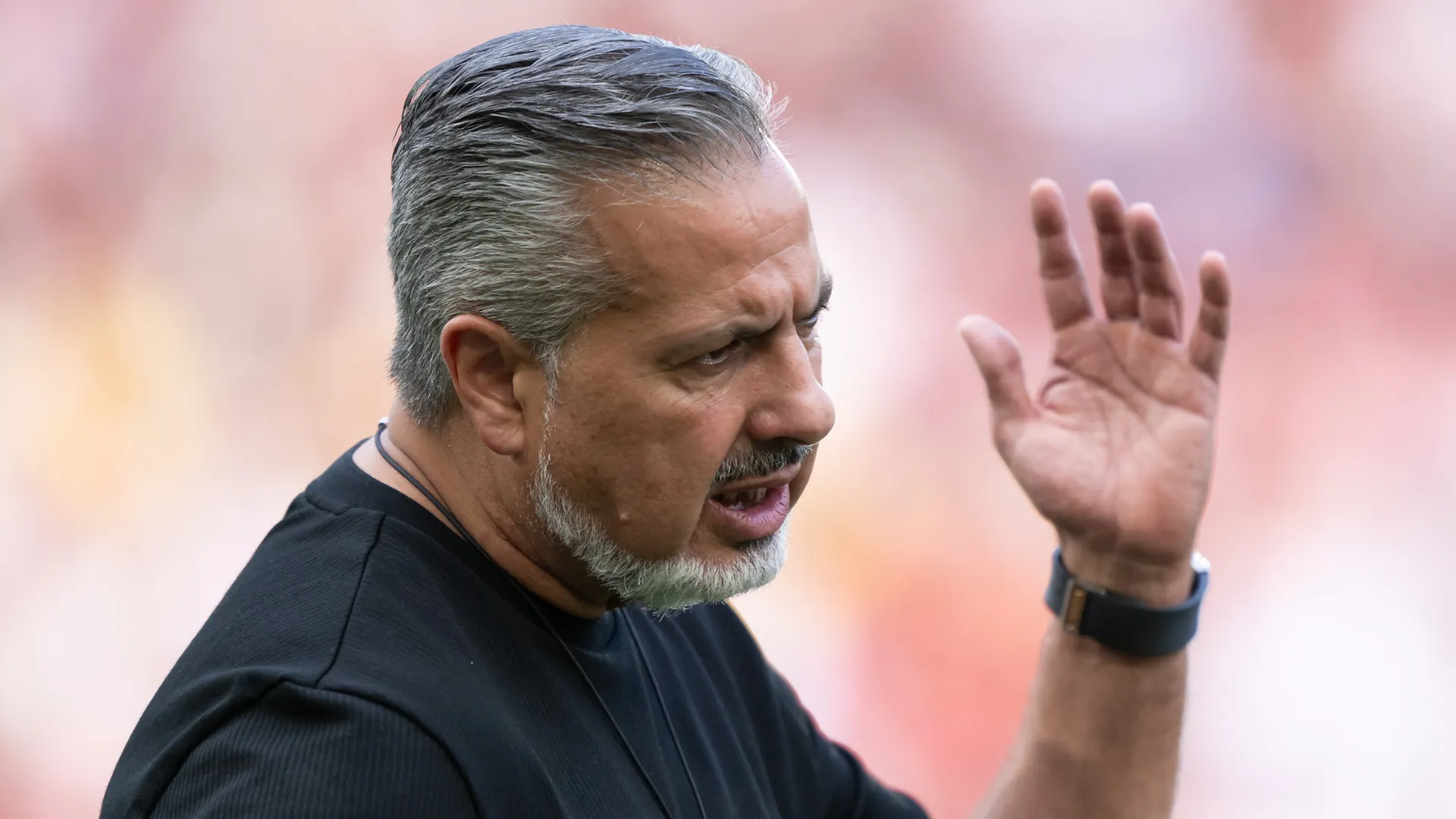 José Boto reclama antes de partida do Flamengo