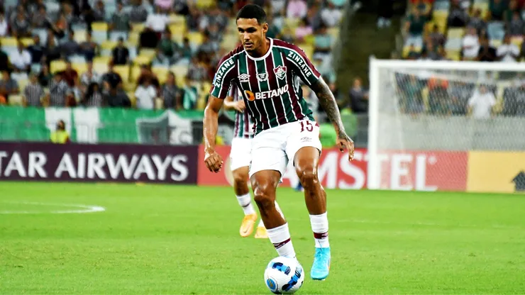 Atualmente no Sporting Cristal, o lateral Cris Silva jogou pelo Fluminense, no estádio Maracanã