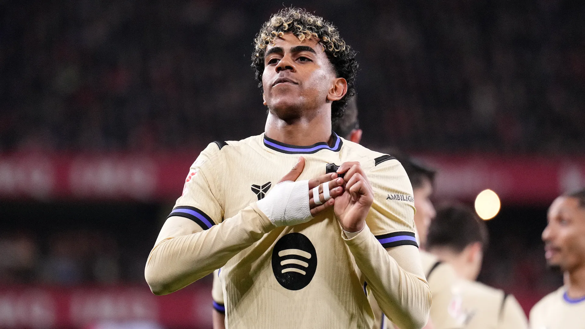 Lamine Yamal comemora gol pelo Barcelona