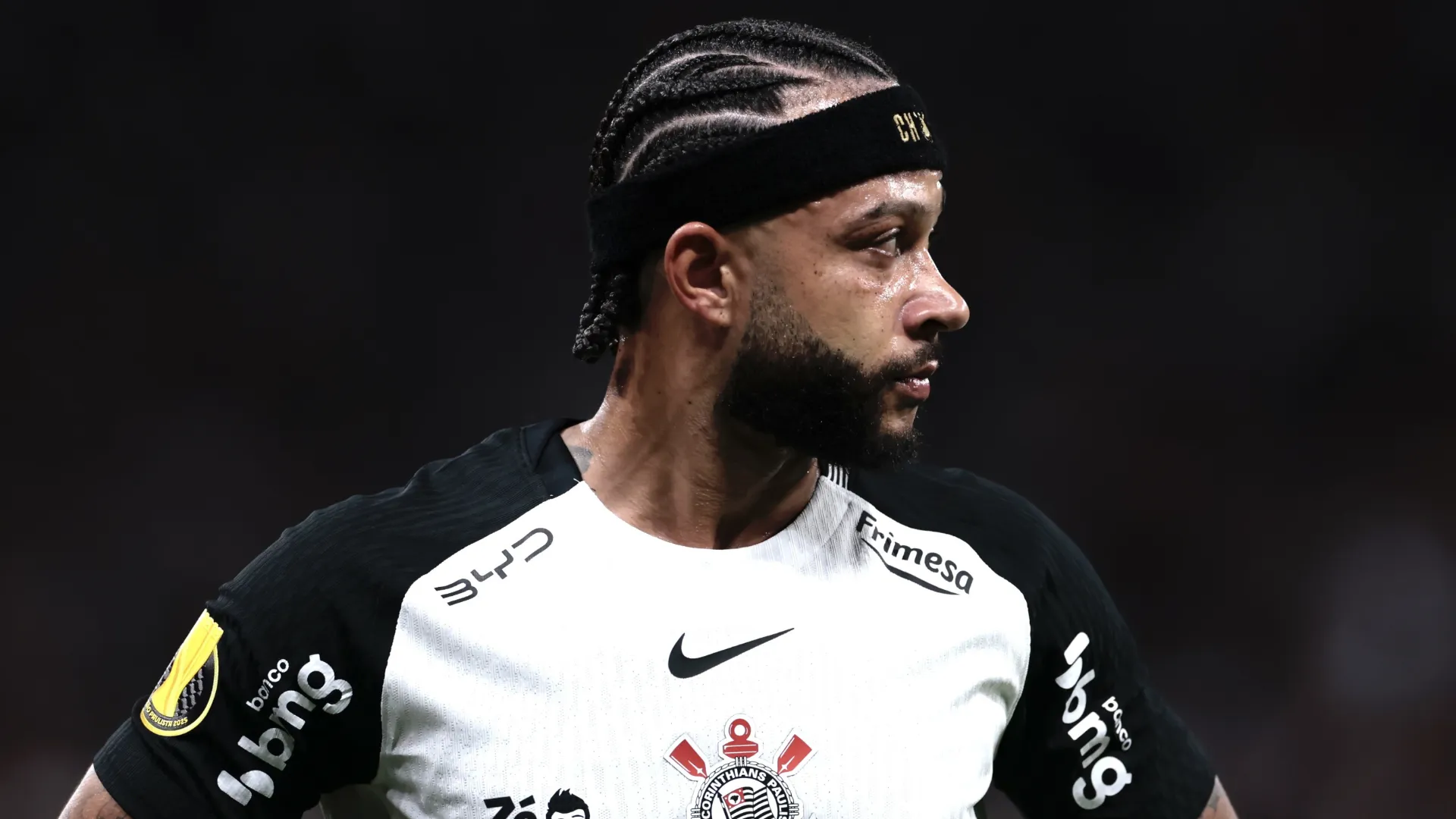 Memphis Depay durante jogo pelo Corinthians